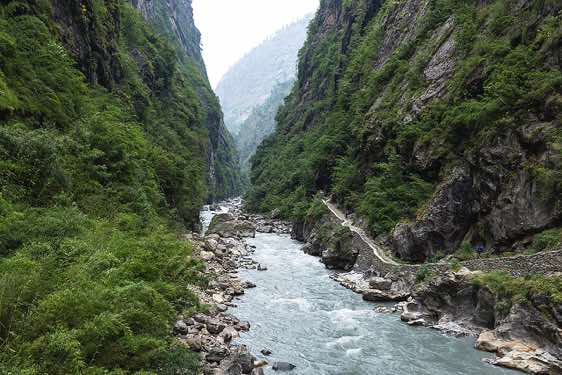 Trail along the Buri Gandaki river