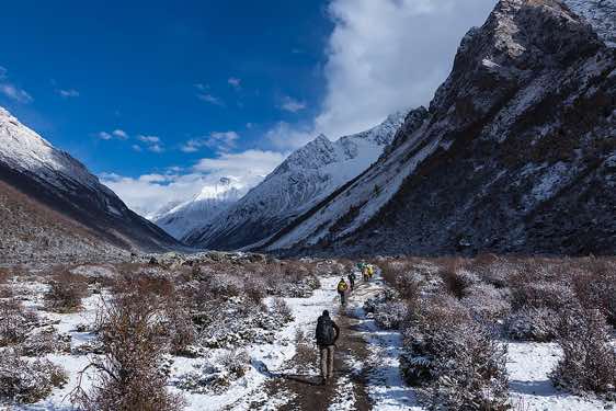 Trekkers on route from Sama (Samagaon) to Samdu in the Buri Gandaki Valley