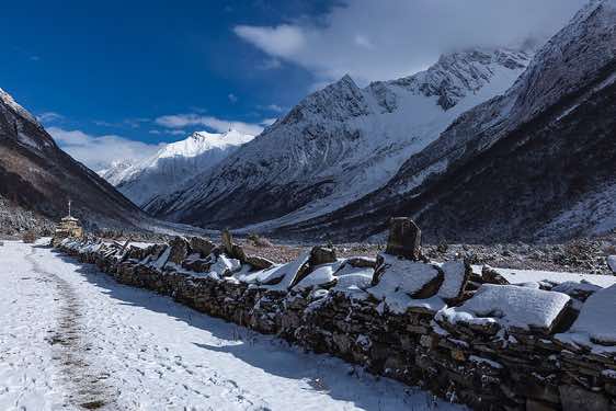 Long Mani wall on route from Sama (Samagaon) to Samdu in the Buri Gandaki Valley