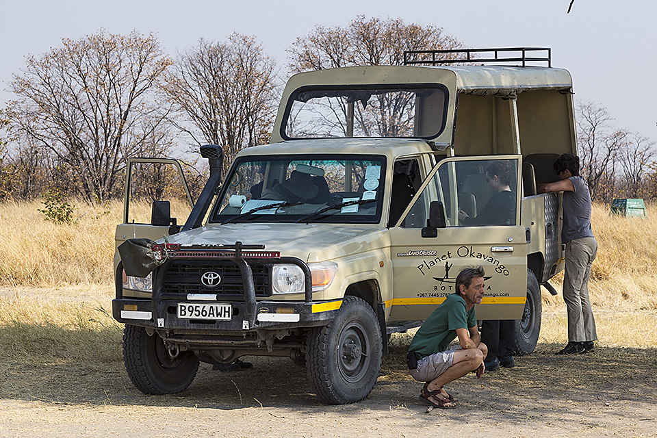 Off-road vehicle at a „stretching point“, Botswana