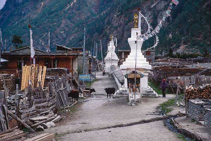 In Hongde, 3330m, the trail passes a long mani wall