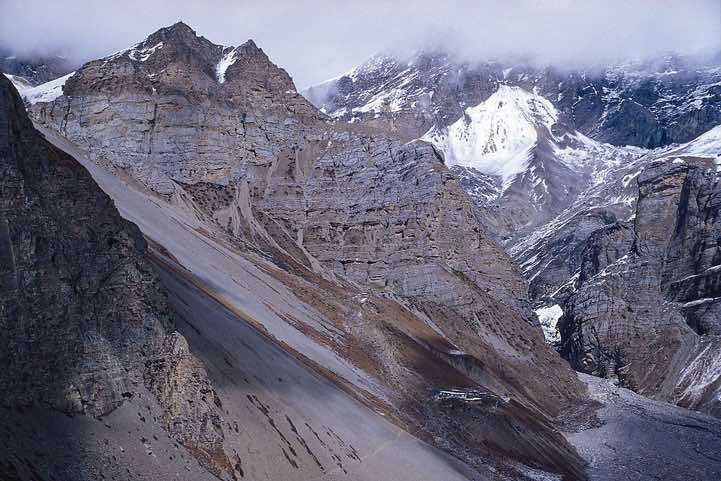 From Thorung Phedi the trail leads up the Thorung La pass