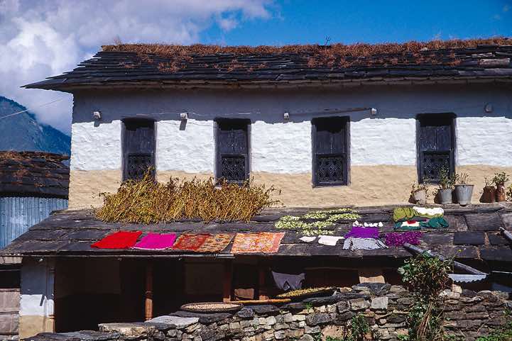 A carefully 'decorated' house along the trail from Tatopani to Ghorepani