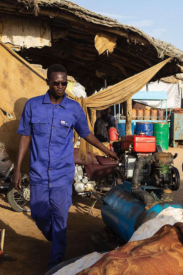 Air compressor for car tyres