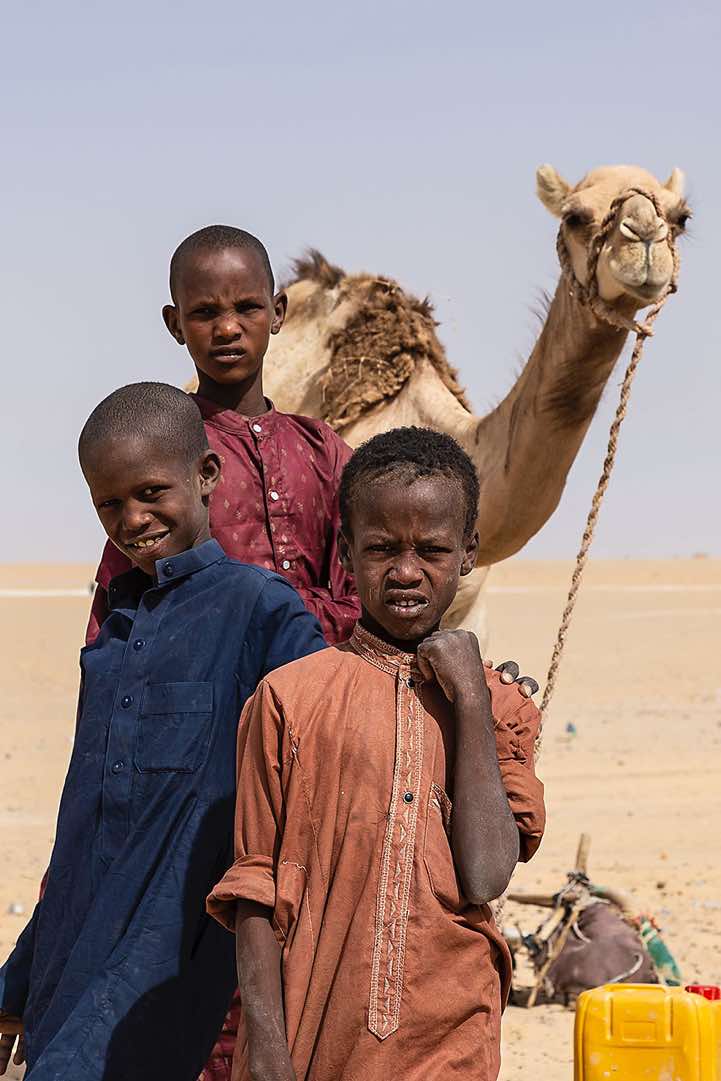 Kids at a well in the desert, Borkou region