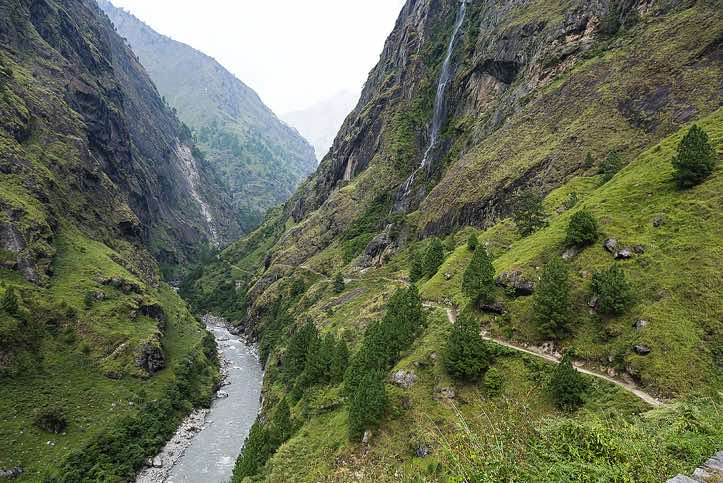 Trail along the Buri Gandaki river