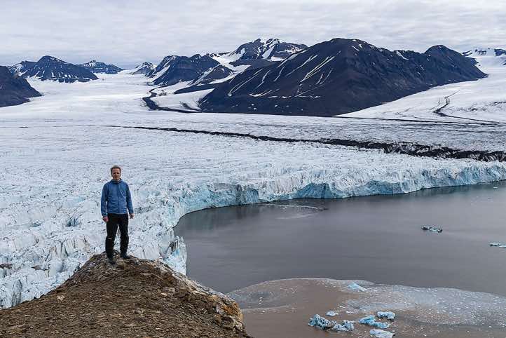 The photographer in front of the merging Osbornebreen and Vintervegen glaciers, Valentinryggen mountain ridge, St. Jonsfjorden, Oscar II Land