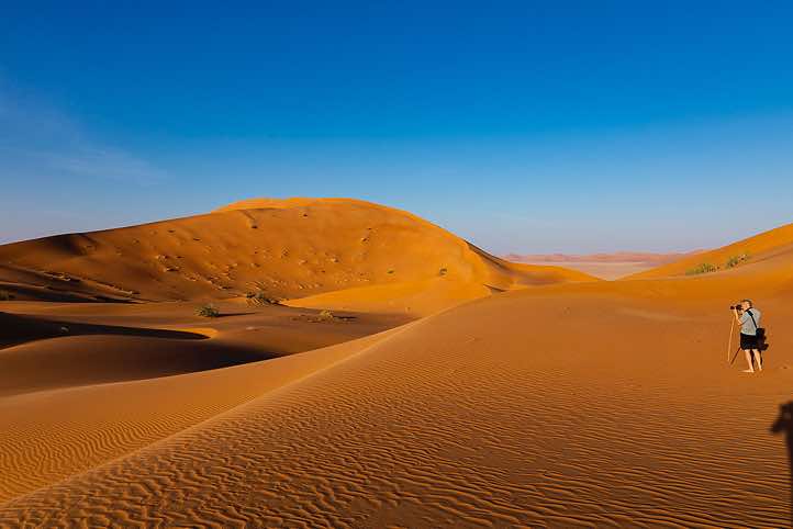 Andreas taking pictures in the sand dunes, desert landscape, Rub al Khali, Empty Quarter, Dhofar region
