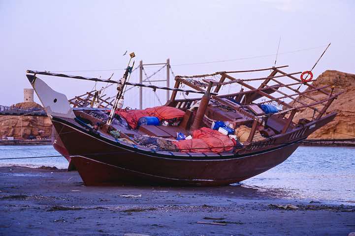 Dhow, Sur
