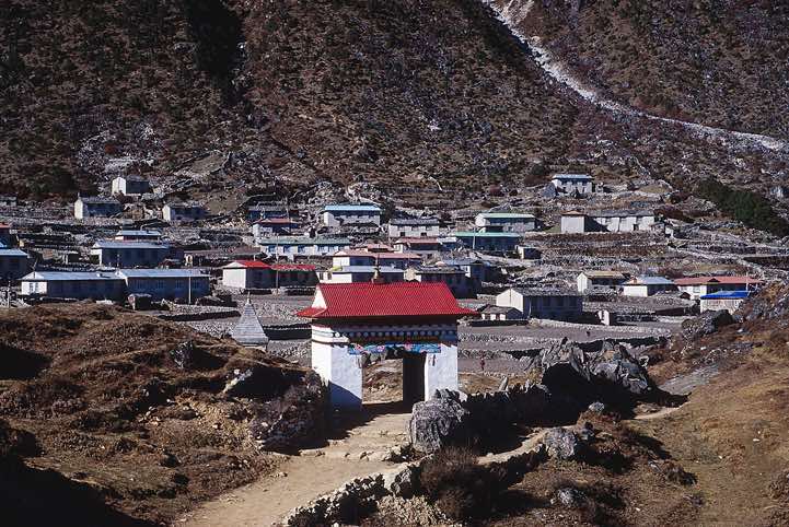 Khunde, 3840m, one of the largest villages in the Khumbu