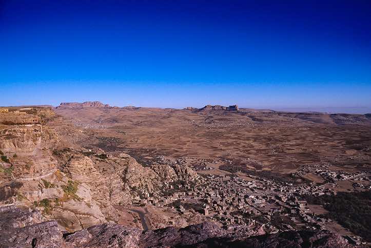 Shibam seen from Kaukaban. Thula is also visible in the far distance.