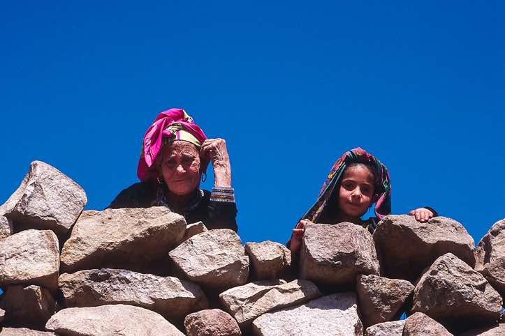 Old woman and girl on a rooftop, Jebel Rugab, Bura mountains